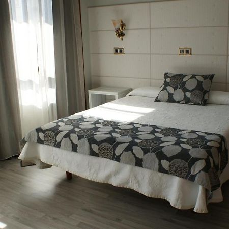 Hotel Los Naranjos Caces Zimmer foto
