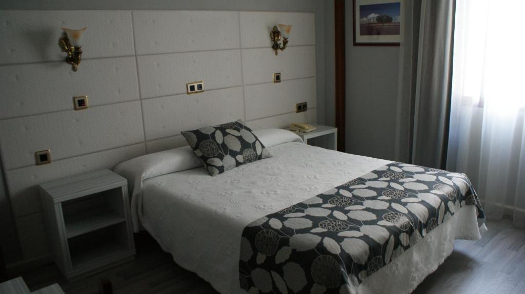 Hotel Los Naranjos Caces Zimmer foto